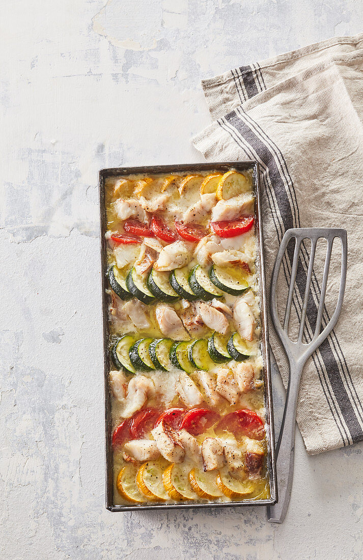 Sommerlicher Fischauflauf mit Zucchini und Tomaten