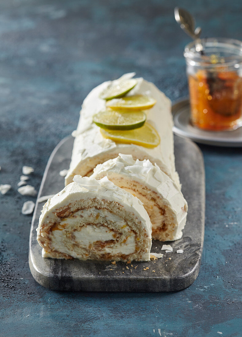 Biskuitroulade mit Holunderblütencreme und Zitrusfrüchten