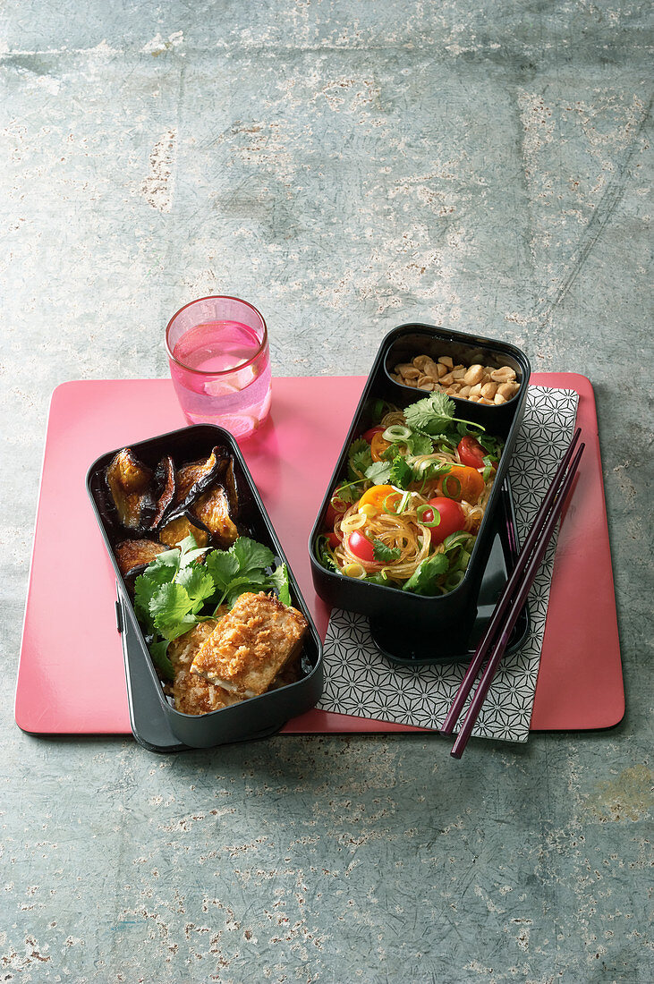 Japanische Bento-Box mit Tofu in Panko und Glasnudelsalat