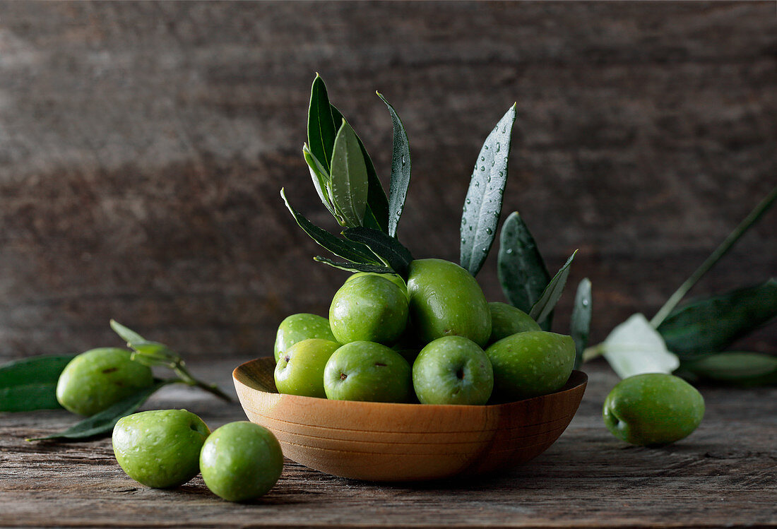 Frische grüne Oliven