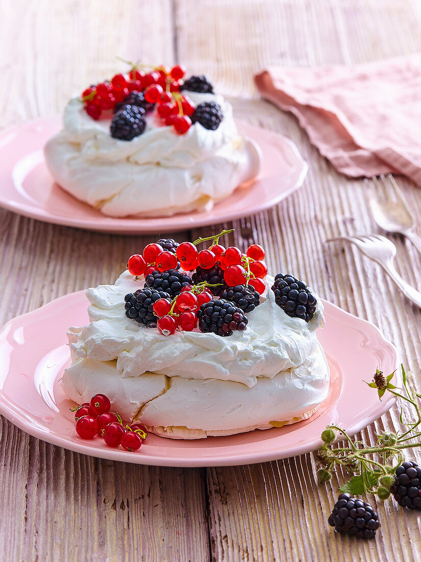 Pavlova mit Brombeeren und Johannisbeeren