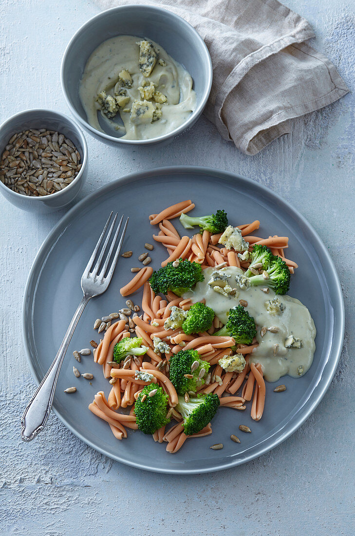 Wholegrain pasta with broccoli and cheese sauce