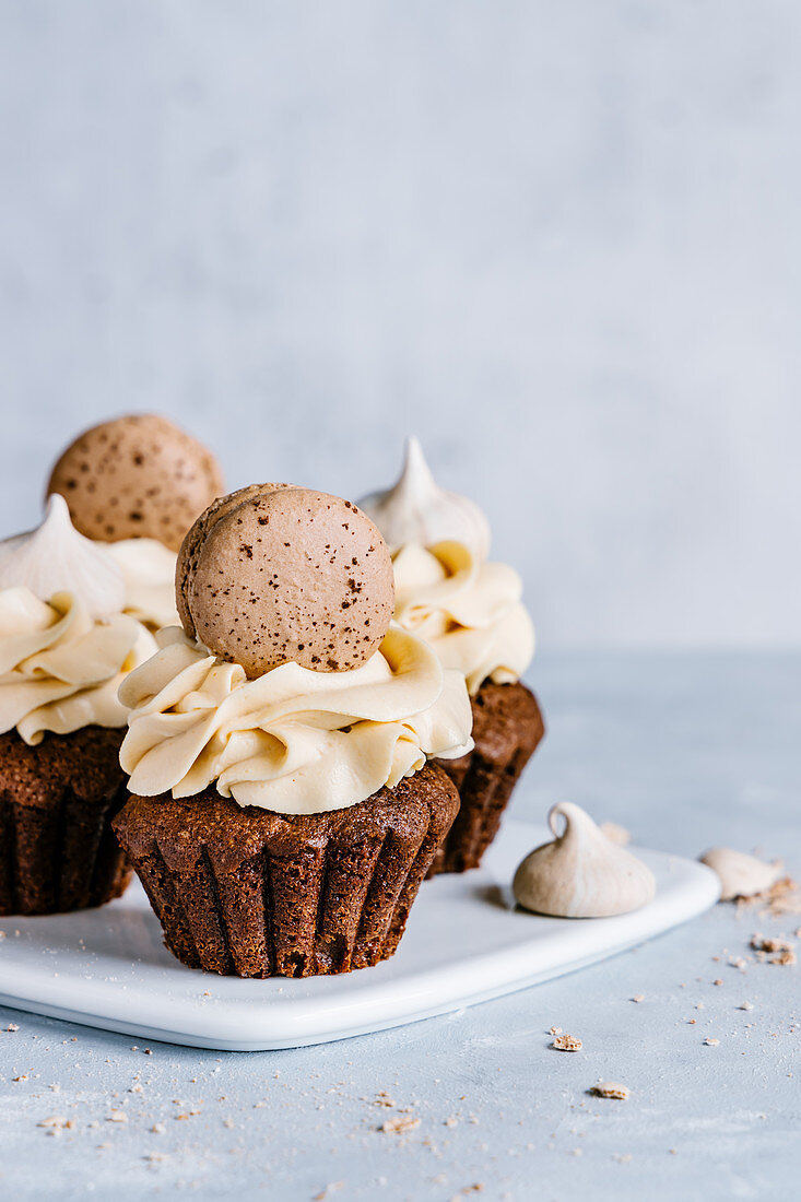 Schokoladen-Cupcakes mit Erdnussbutter-Frosting und Macaron