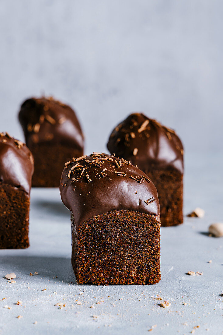 Würfelförmige Schokoladenmuffins mit Schokoladenglasur