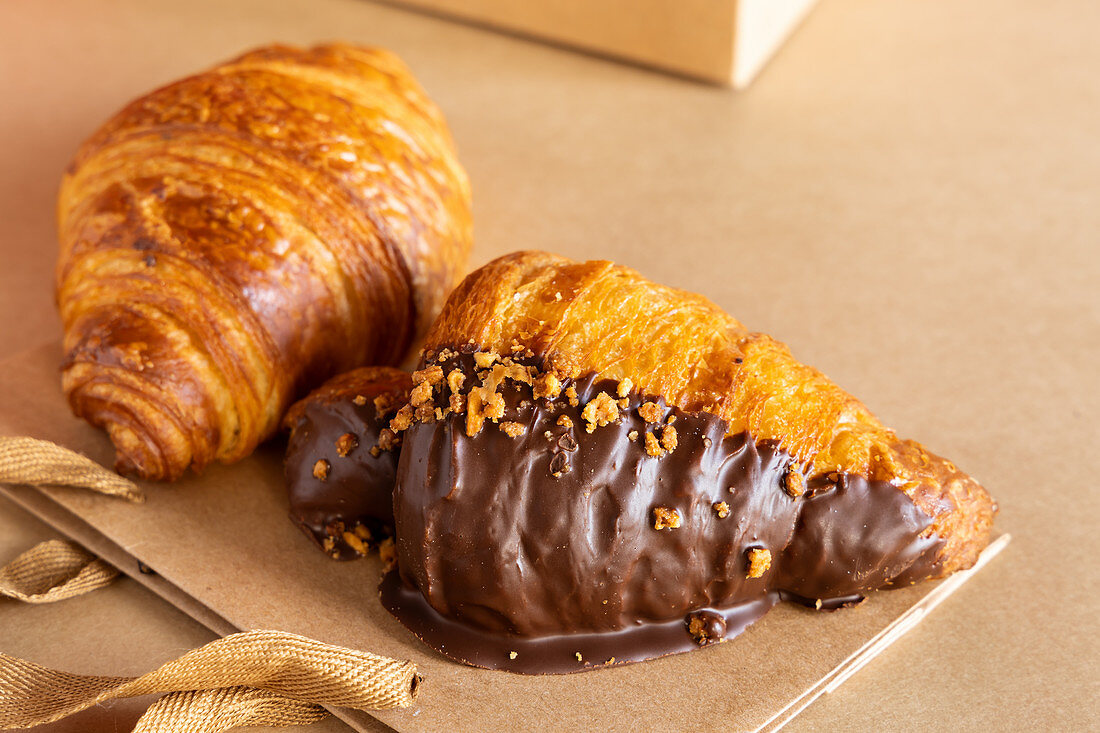 Buttercroissant und Croissant mit Schokoladenglasur