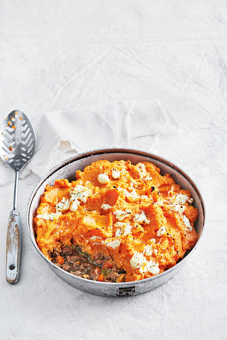 Schnelles Shepherds Pie mit Lammhackfleisch, Süßkartoffelbrei und Ziegenkäse