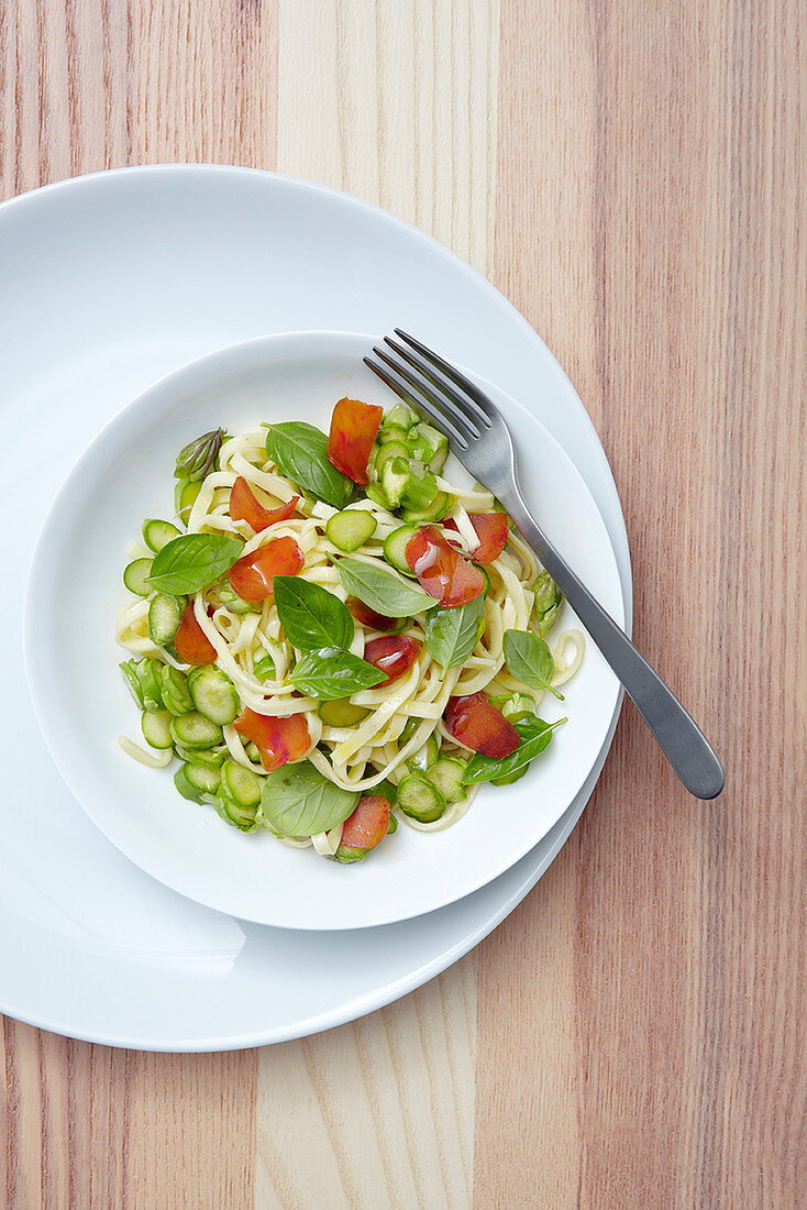 Pasta with green asparagus and basil