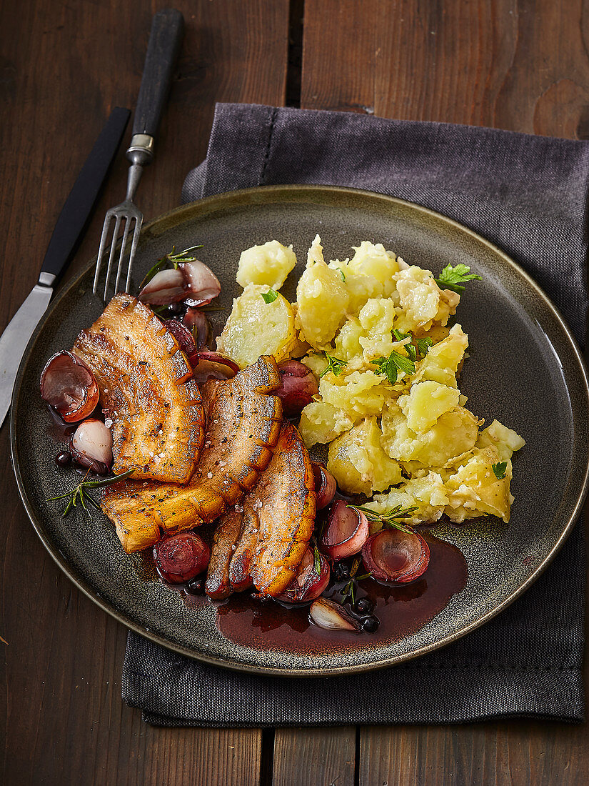 Knuspriger Schweinebauch mit Schalotten in Rotwein