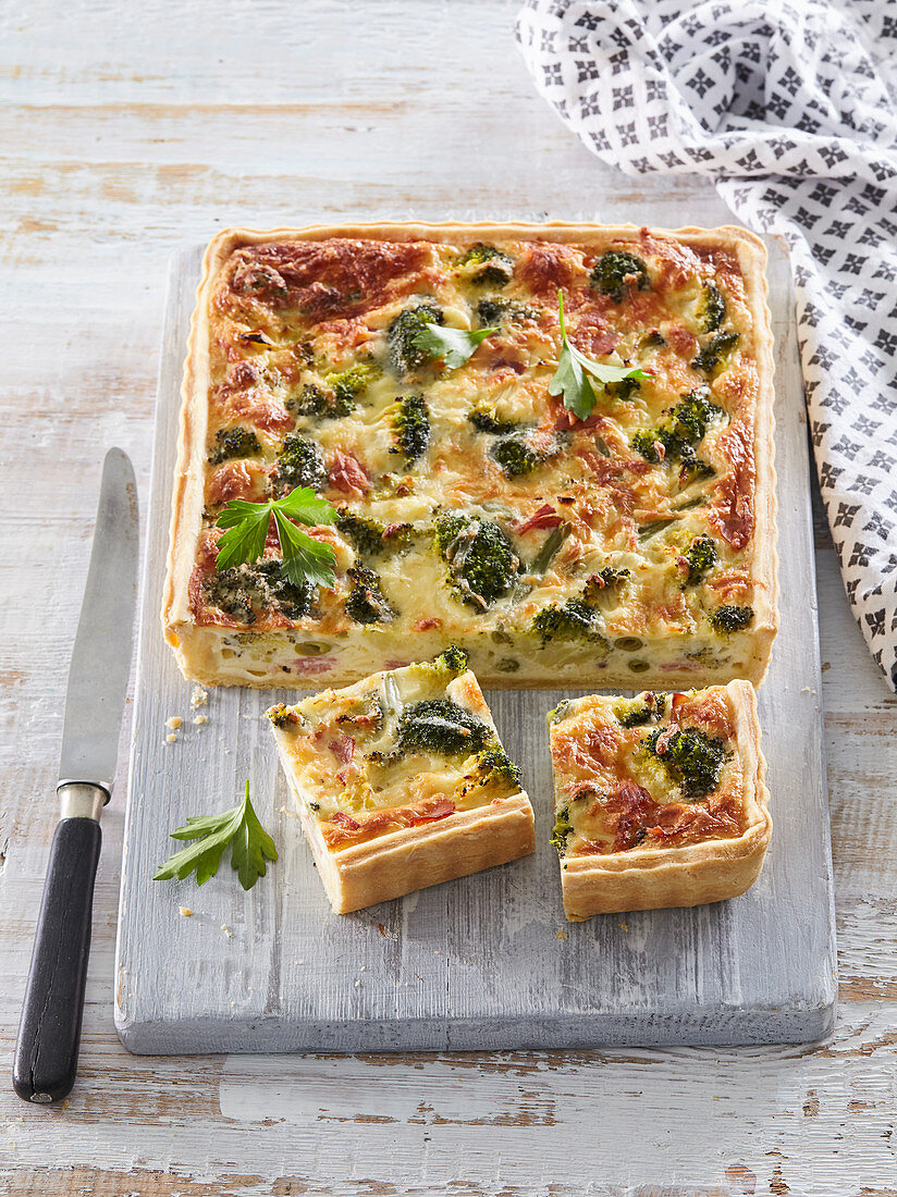 Quiche mit Brokkoli, Schinken und Bohnen