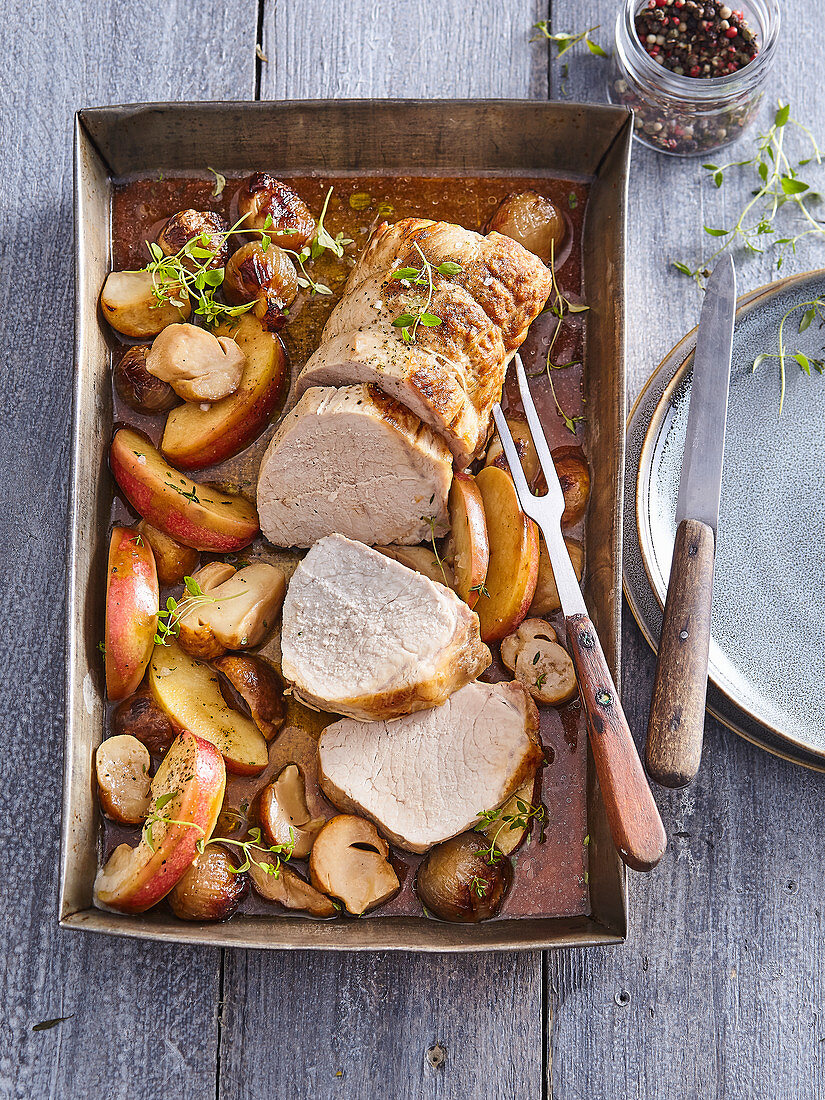 Schweinebraten auf Äpfeln und Pilzen