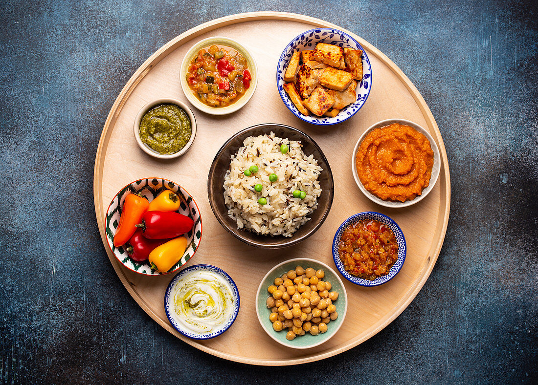 Indisches Thali - Verschiedene vegetarische Meze mit Reis, Paneer, Dal und Chutney