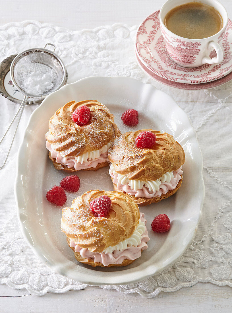 Windbeutel mit Himbeercreme und Schlagsahne