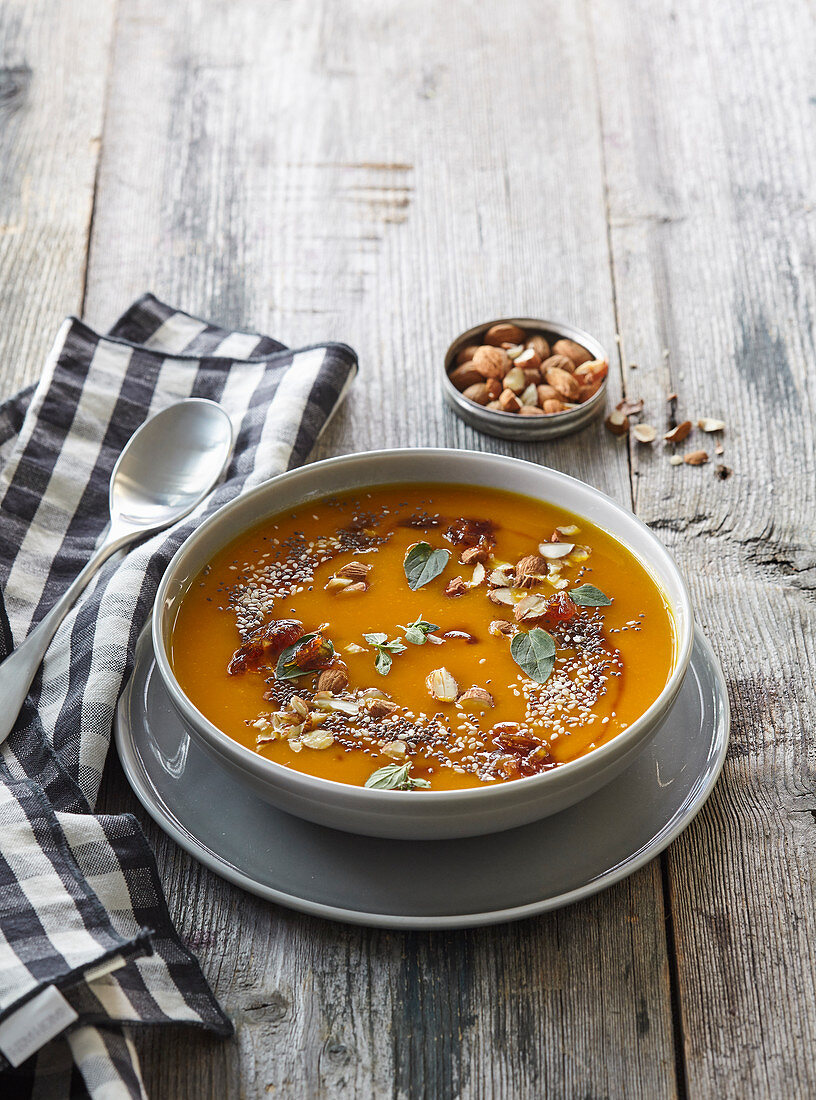 Kürbissuppe mit Karamellzwiebeln