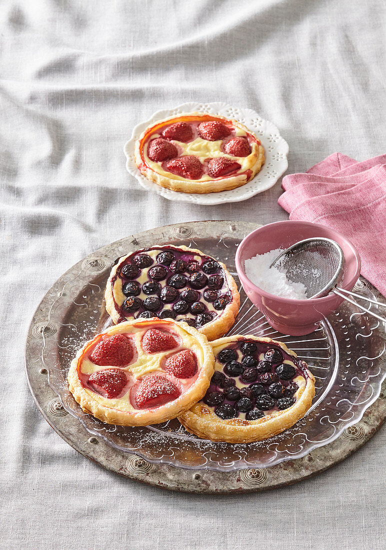 Puff pastry cakes with fruit