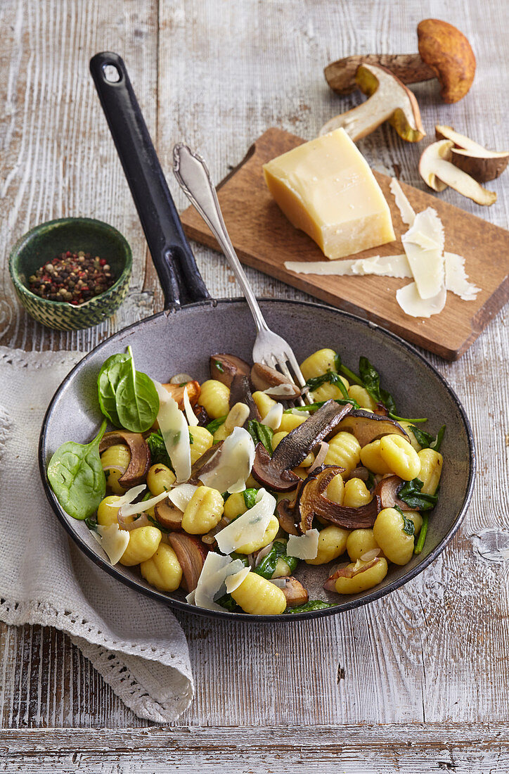 Kartoffelgnocchi mit Steinpilzen und Spinat