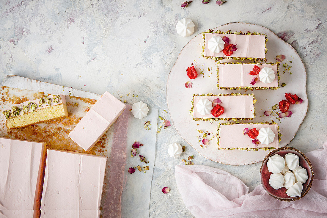 Vanillekuchen mit Rosenwasser-Himbeercreme