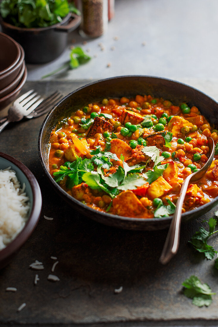 Vegetarisches Curry mit Kichererbsen, Erbsen und Paneer Käse