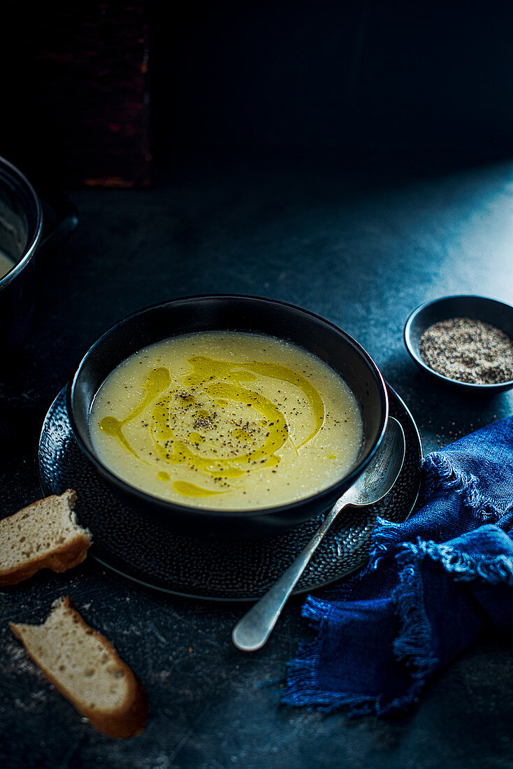 Winterliche Topinambursuppe mit schwarzem Pfeffer und Olivenöl