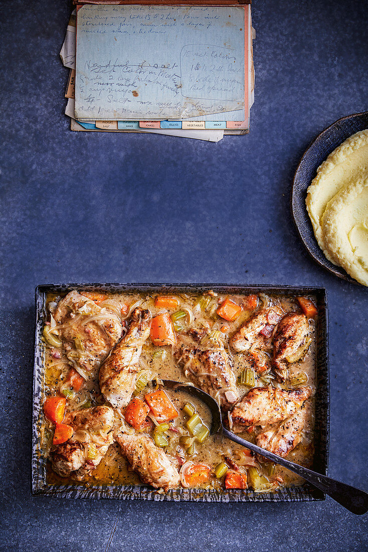 Hühnchen aus dem Ofen mit Gemüse in cremiger Sauce