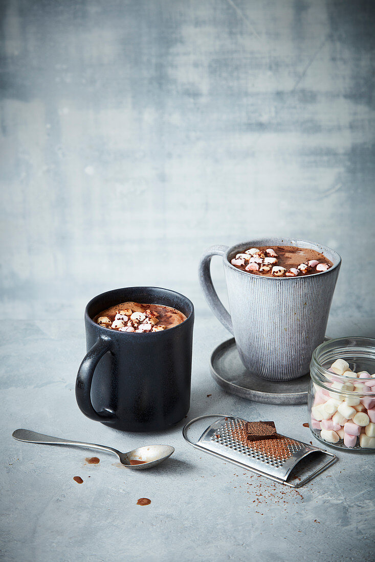 Vegane heiße Schokolade mit Mini-Marshmallows