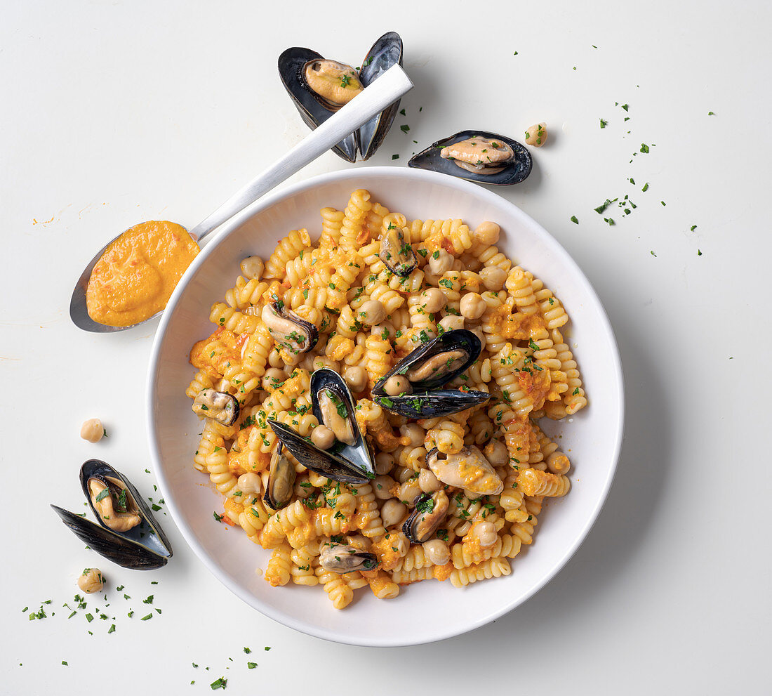 Girandole with mussels, chickpeas and peppers