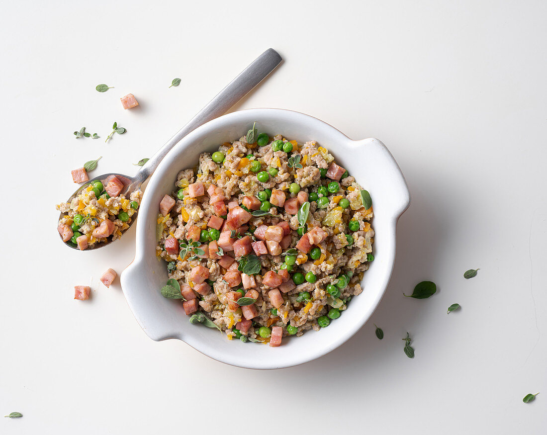 Milk-fed veal sauce with peas and ham