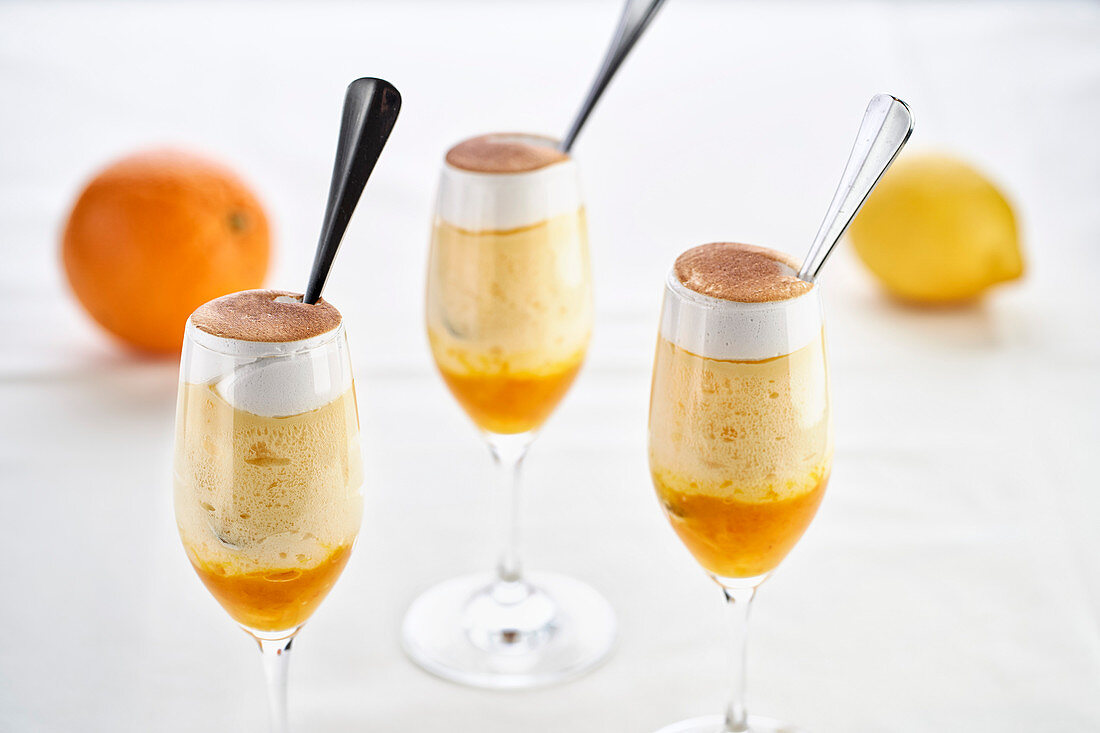 Orangen-Zitronen-Dessert in Gläsern