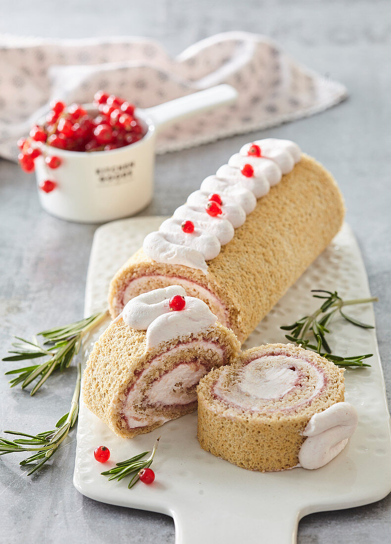 Biskuitroulade mit Johannisbeercreme