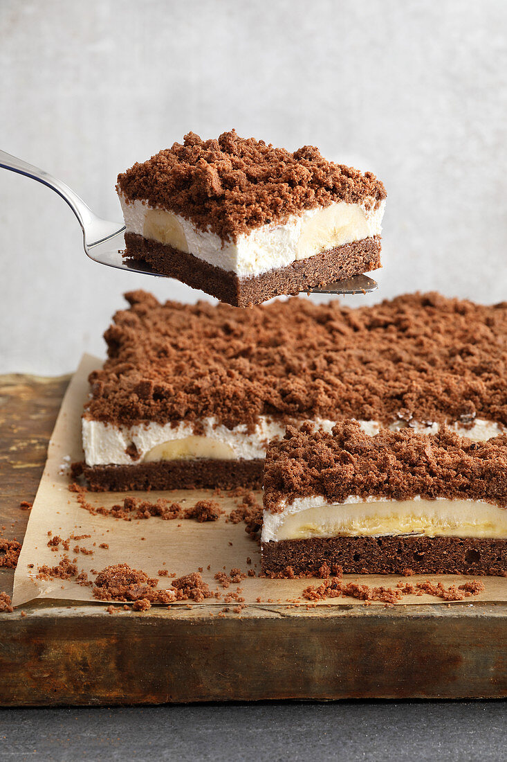 Tray bake Maulwurfkuchen (chocolate cake with bananas and whipped cream)
