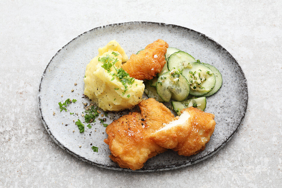 Knusprige Hähnchensteaks mit Kartoffelpüree und Gurkensalat