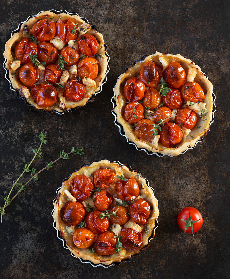 Tomato tartlets with goat's cream cheese