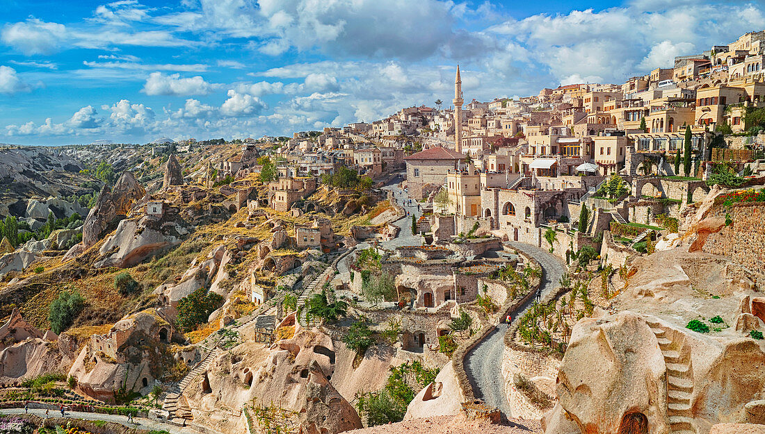 Blick auf die alte Höhlenstadt von Nevsehir und auf die Burg von Uchisar, Kappadokien, Zentralanatolien, Türkei