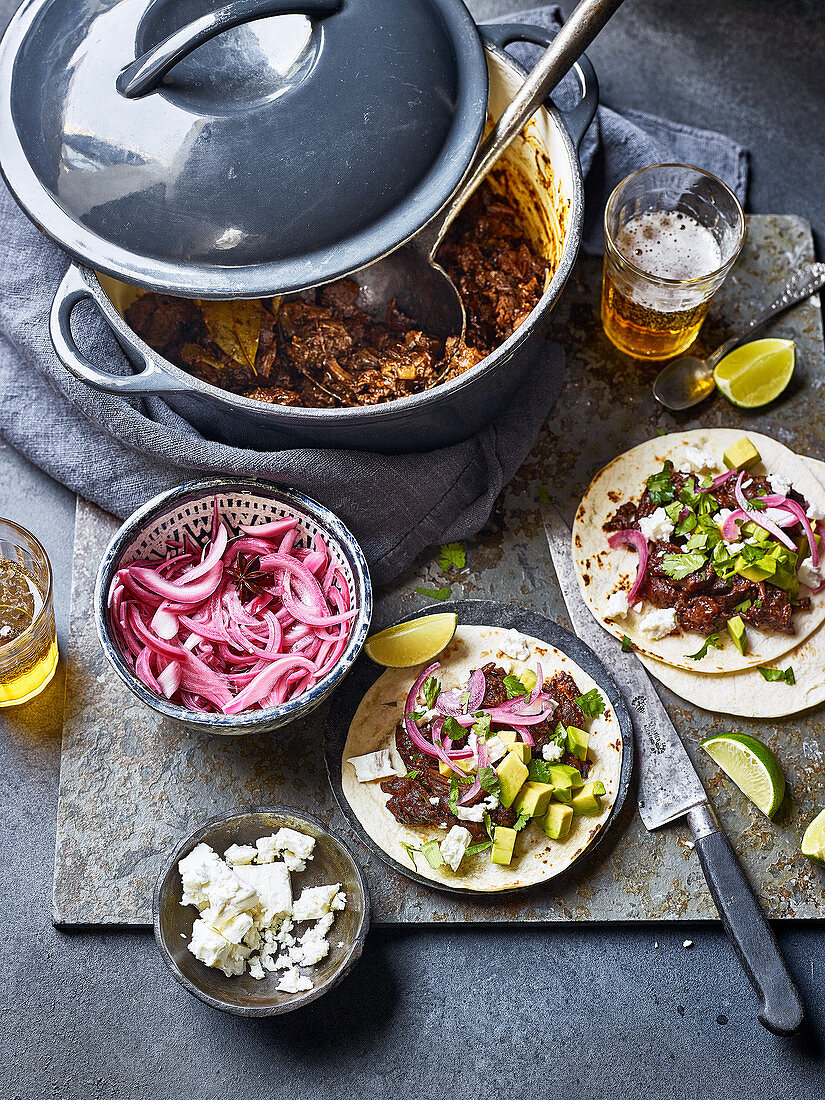 Tortillas mit Barbacoa-Rindfleisch, Avocado und Zwiebeln