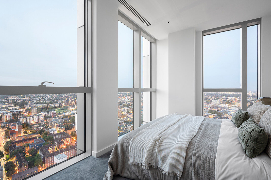 Schlafzimmer mit Ausblick auf die Stadt im modernen Hochhaus