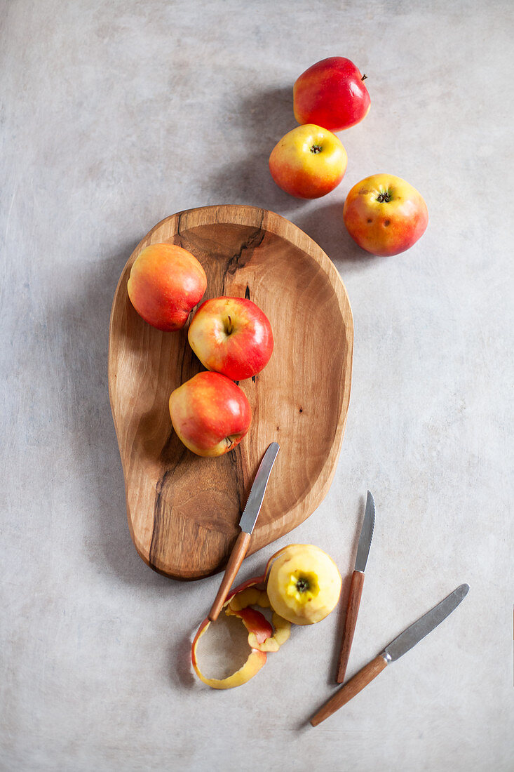 Holzschale mit frischen Äpfeln