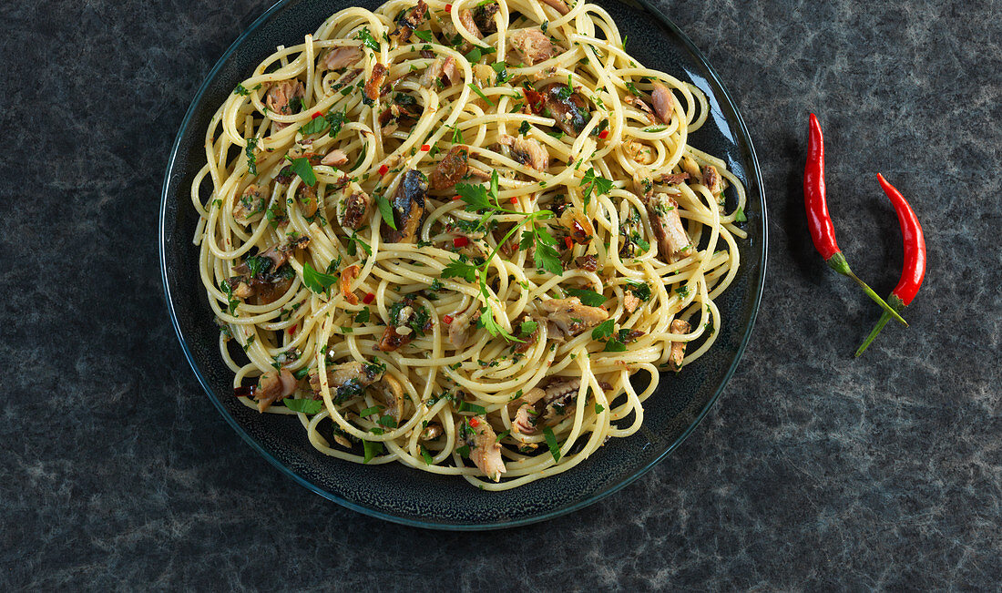 Spicy spaghetti with sardines and chilli