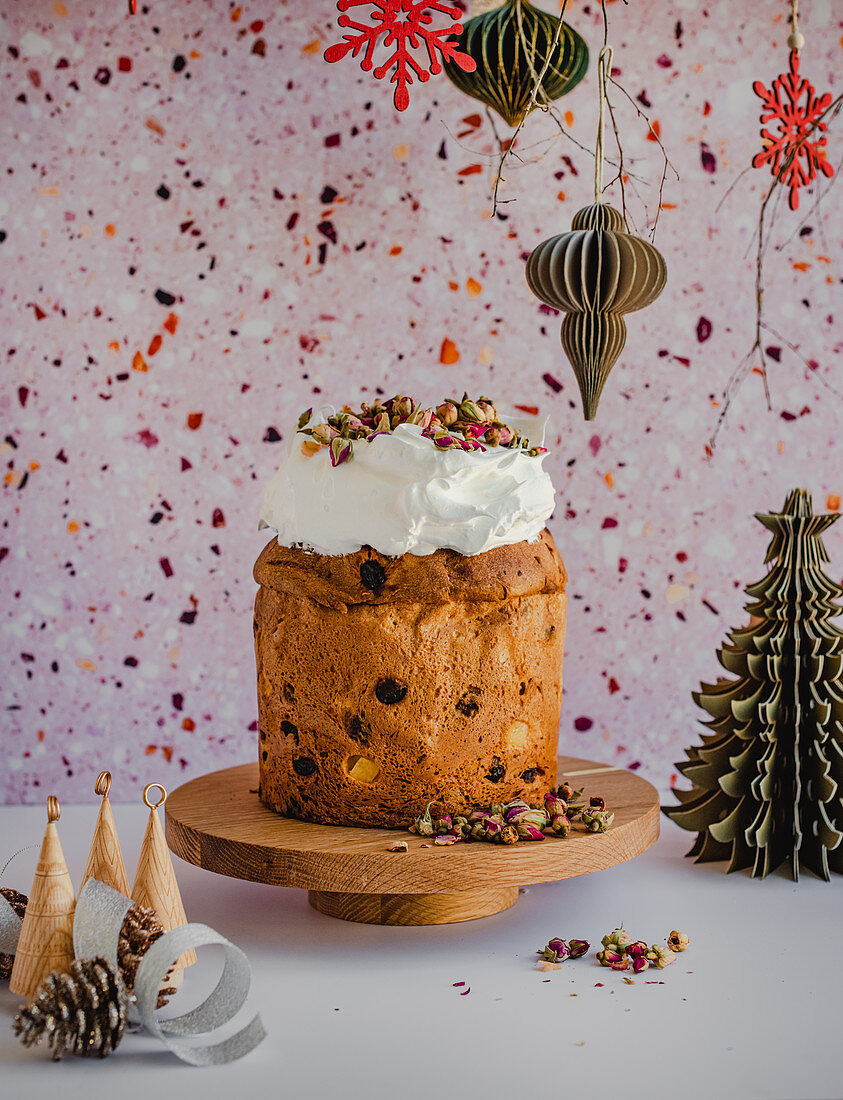 Weihnachtlicher Panettone mit Baiser und getrockneten Rosen