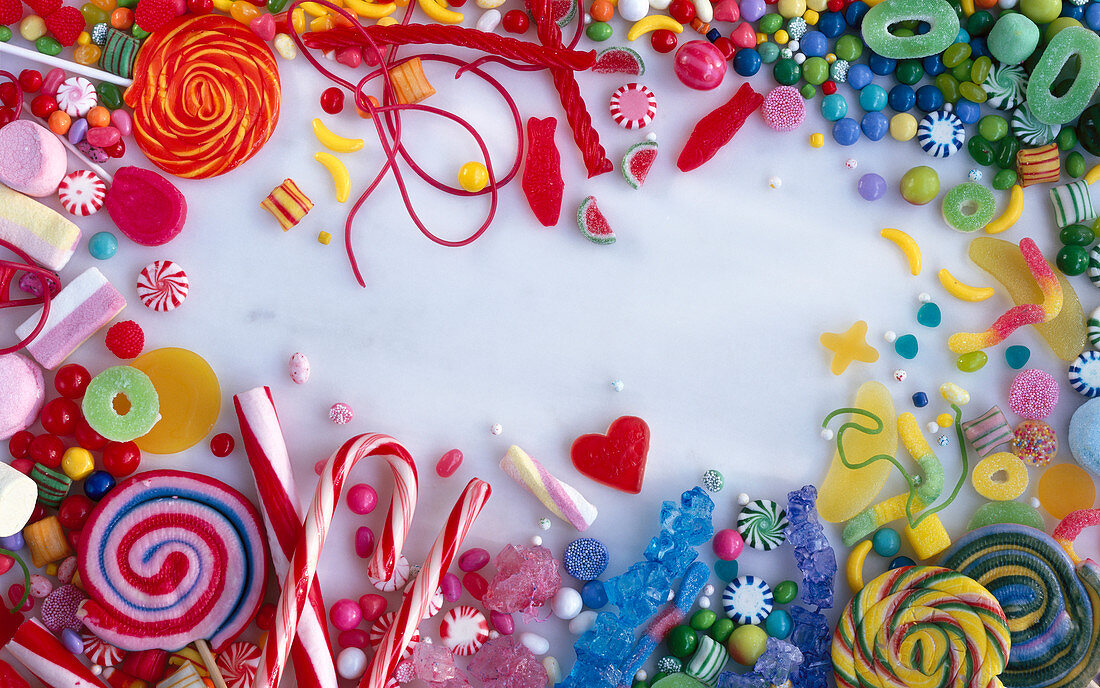 Ein Rahmen aus verschiedenen bunten Süßigkeiten