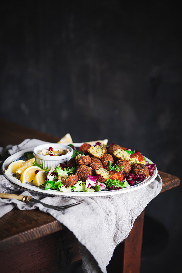 Falafel-Salatteller mit Kichererbsen-Hummus