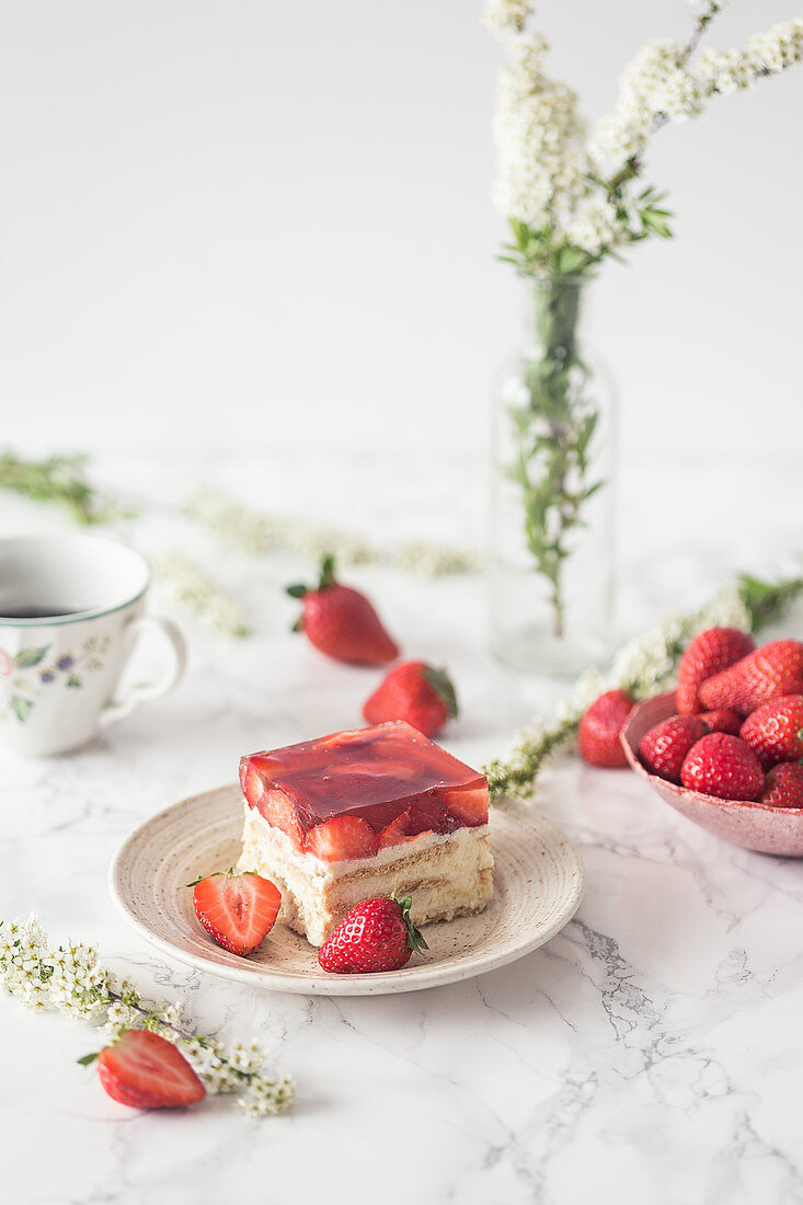 Strawberry and cream no bake cake