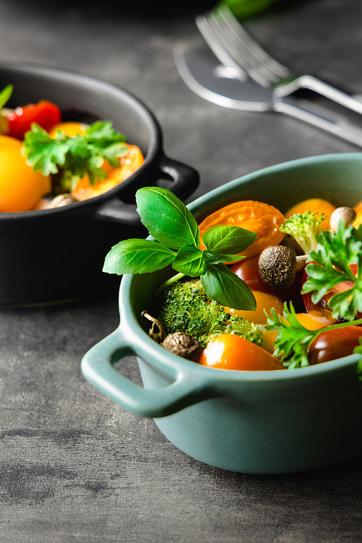 Gemüsesalat mit Tomaten und Pilzen, garniert mit Basilikum (Zutaten für Baked Eggs)