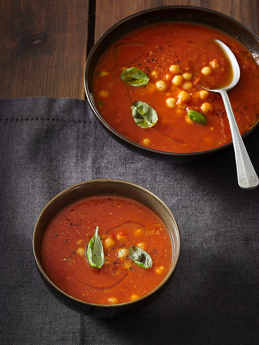 Tomato soup with chickpeas and white wine