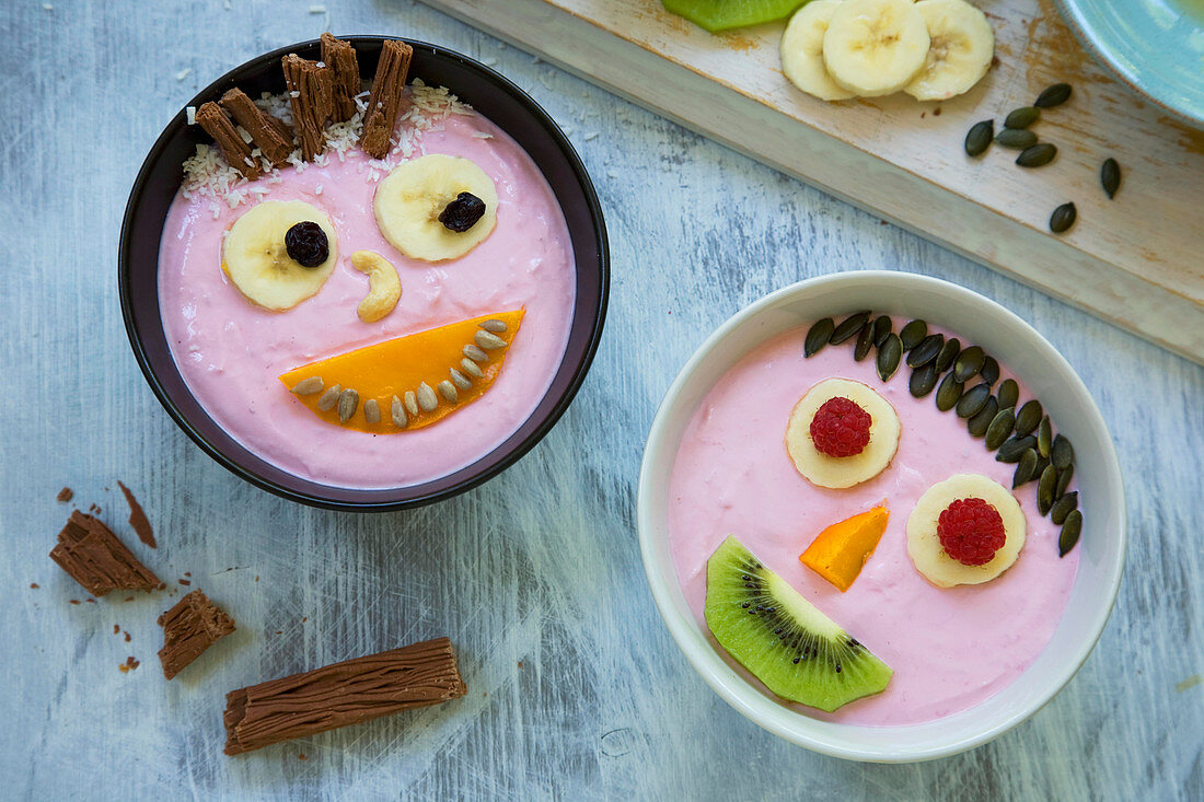 Joghurtspeise mit lustigen Gesichtern aus Früchten