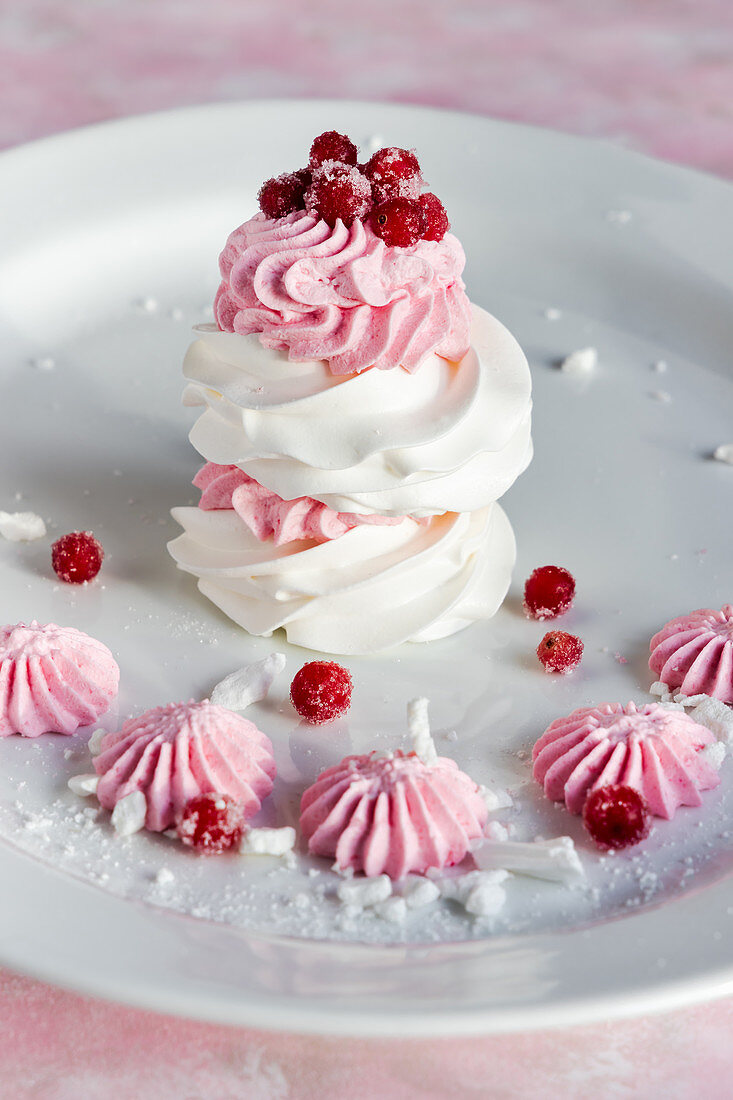 Baiser-Kringel mit Cranberry-Creme