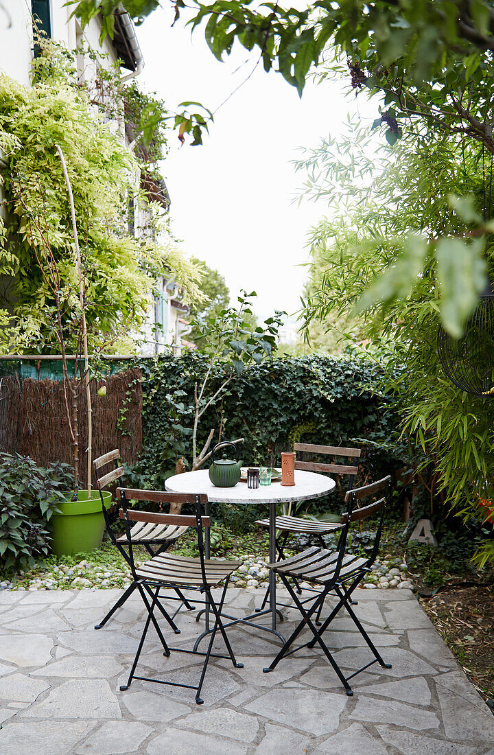 Terrasse mit rundem Tisch und Stühlen