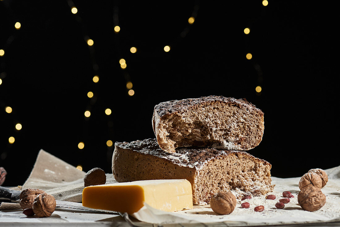 Frisch gebackenes Vollkornbrot, Nüsse und Käse