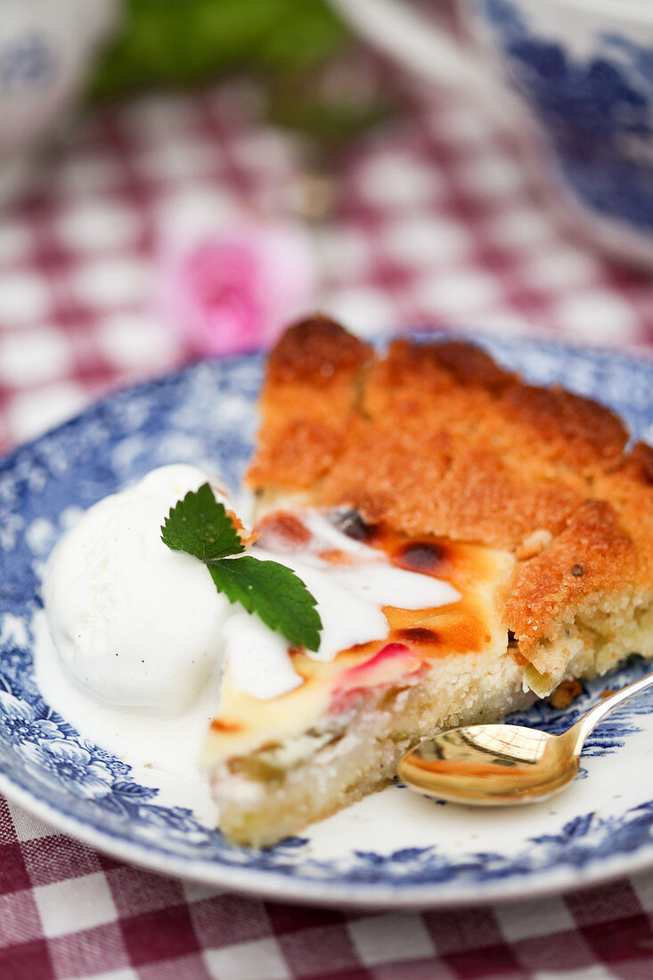 Ein Stück Rhabarber-Frischkäse-Kuchen