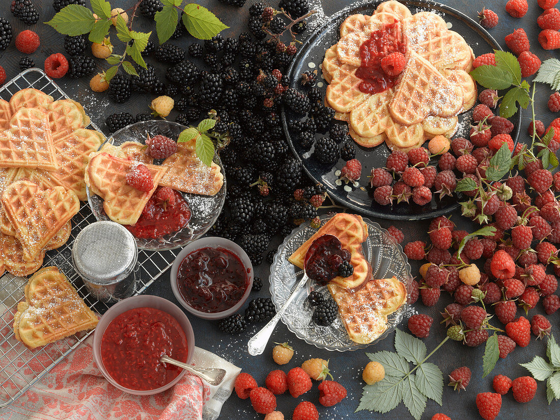 Waffeln mit Himbeer- und Brombeerkonfitüre