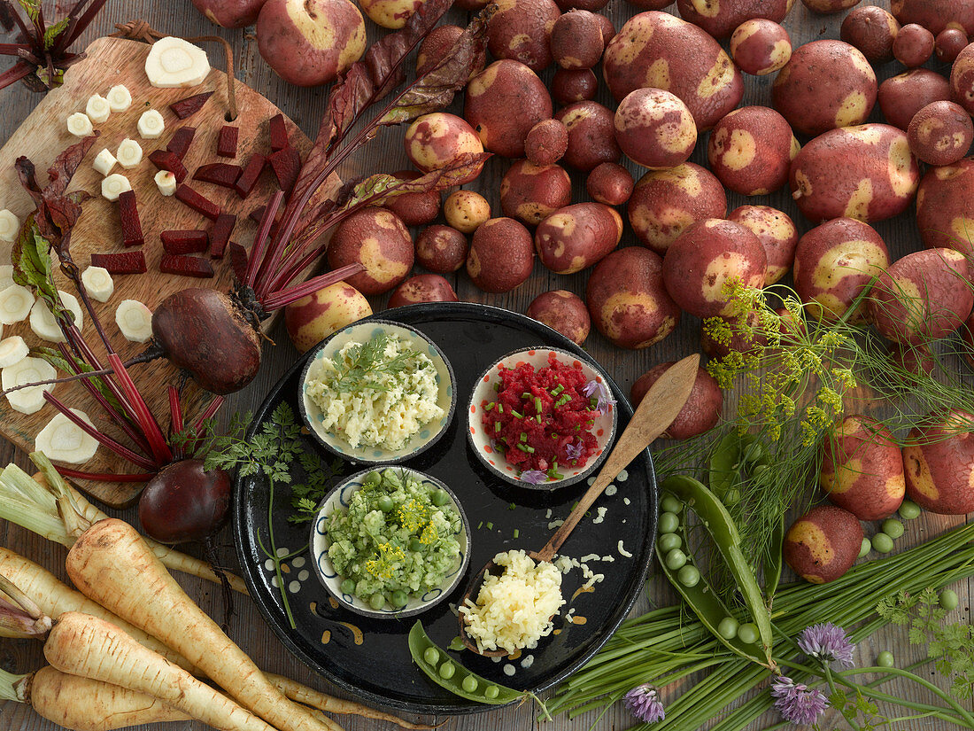 Dreierlei Kartoffelpüree mit Rote-Bete, Pastinaken und Erbsen