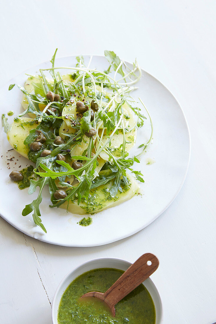 Lauwarmer Kartoffelsalat mit frischen Kräutern und Kapern